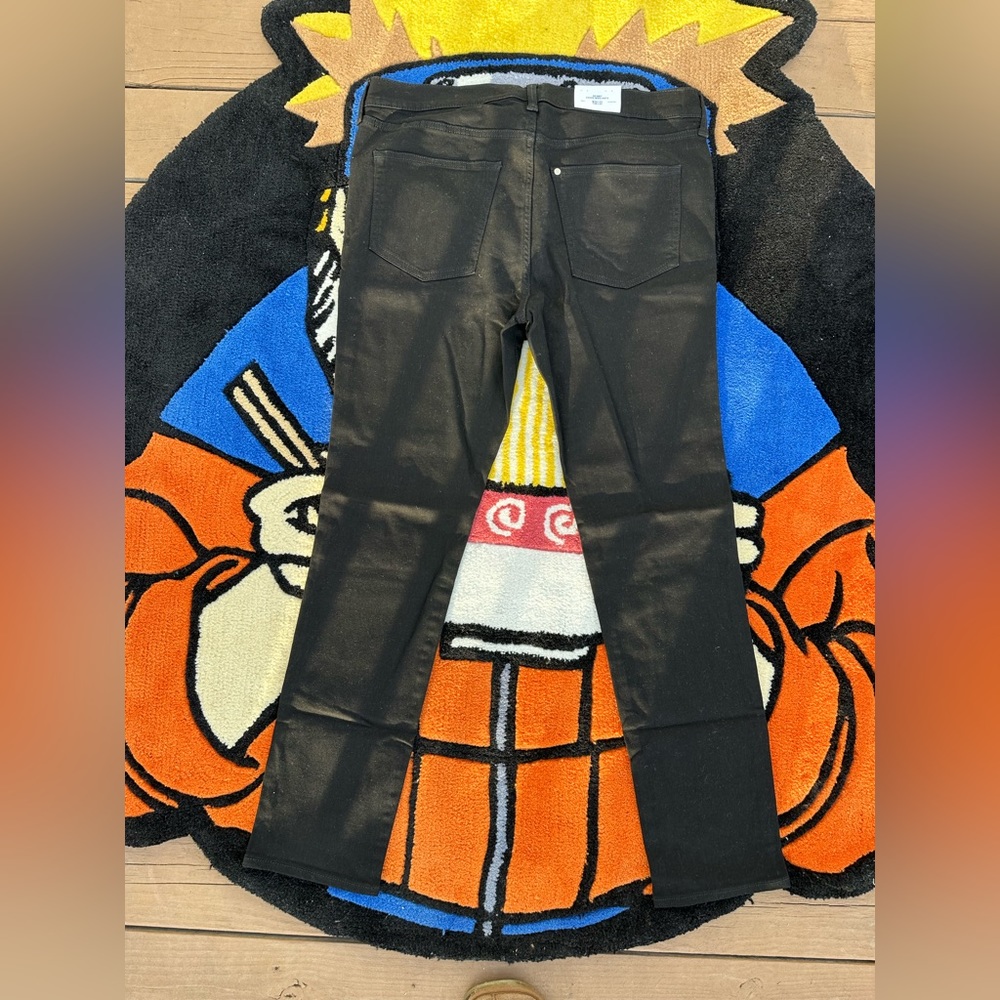 Everybody needs a black jeans in their closet so if u don’t have one cop this.